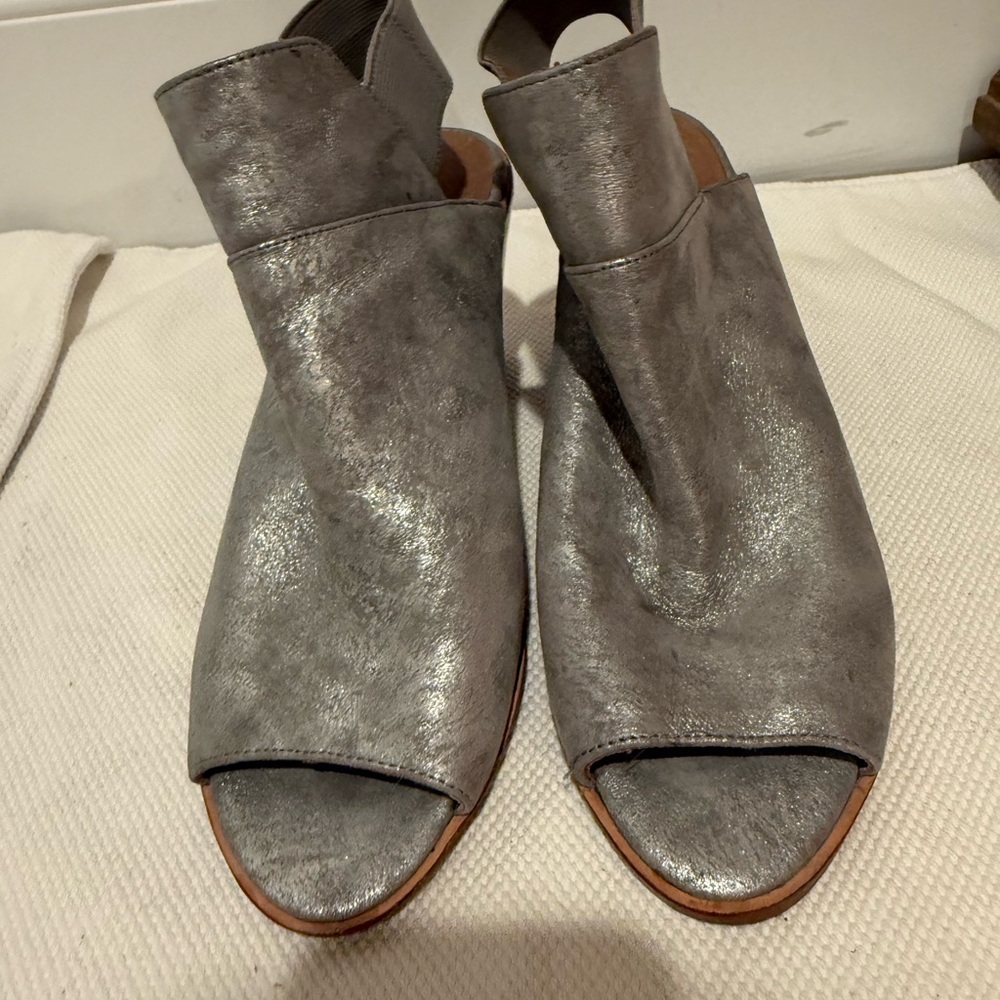 Donald J. Pliner Metallic Silver Gray Open-Toe Sandals with Chunky Heel